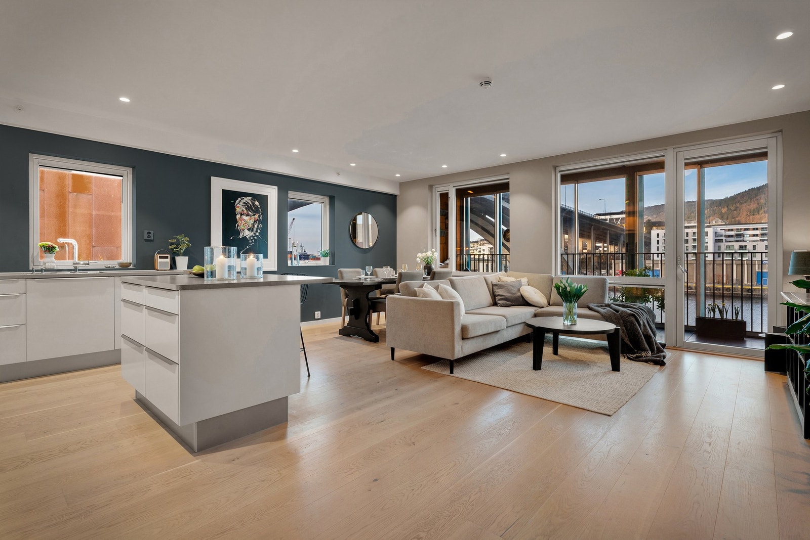 - Stue og kjøkken ligger i åpen løsning og måler ca. 37 kvm - Galleribilde