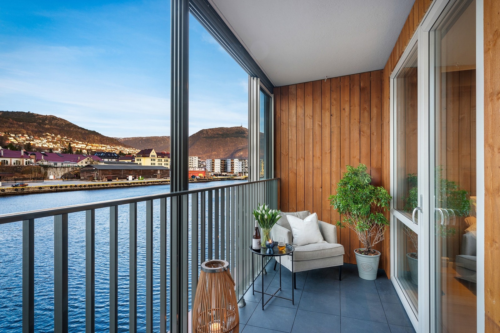 - Balkongen har skyvbare glassfelt som gjør at den kan åpnes opp ved behov - Galleribilde