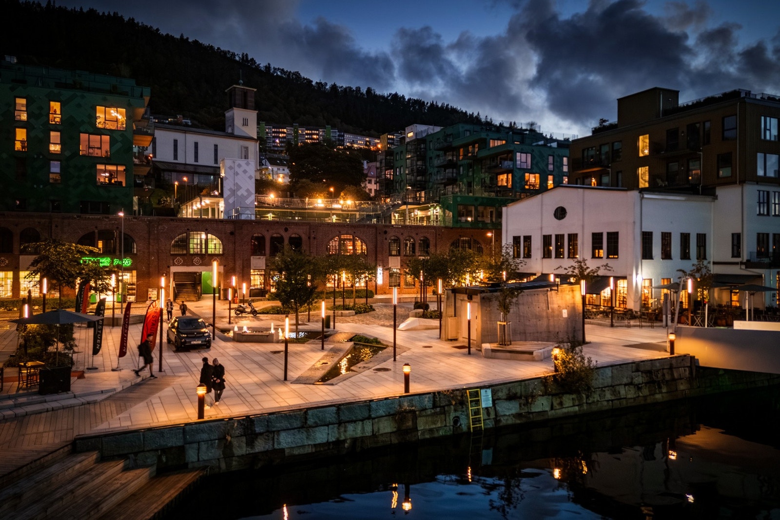 - På Fløttmannsplassen noen minutter unna er det både Kiwi, Godt Brød og restaurant - Galleribilde