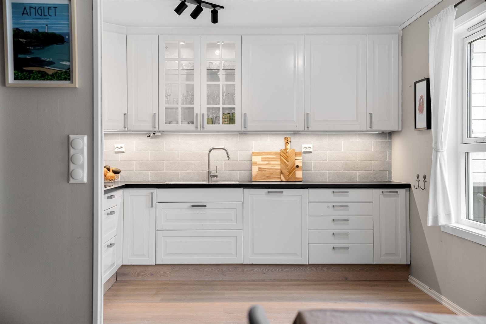 God benkeplass og belysning under overskapene Galleribilde