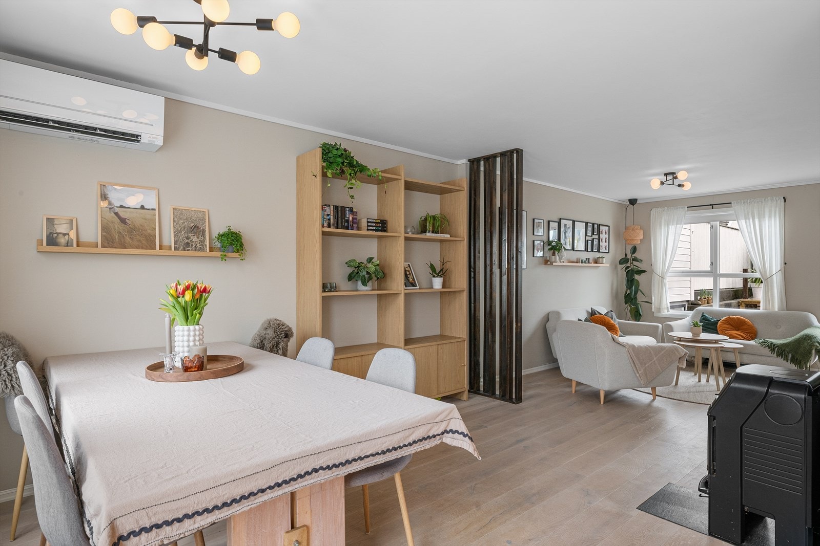 Spisestuen er plassert i den åpne sonen mot kjøkkenet. En luft-til-luft varmepumpe fra 2022 sikrer et behagelig inneklima. Galleribilde