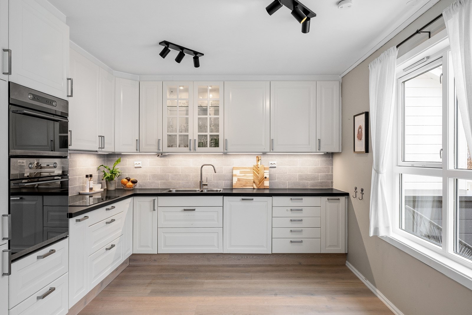 Den åpne løsningen mot stuen skaper en sosial og inkluderende atmosfære i boligens hovedetasje. Galleribilde