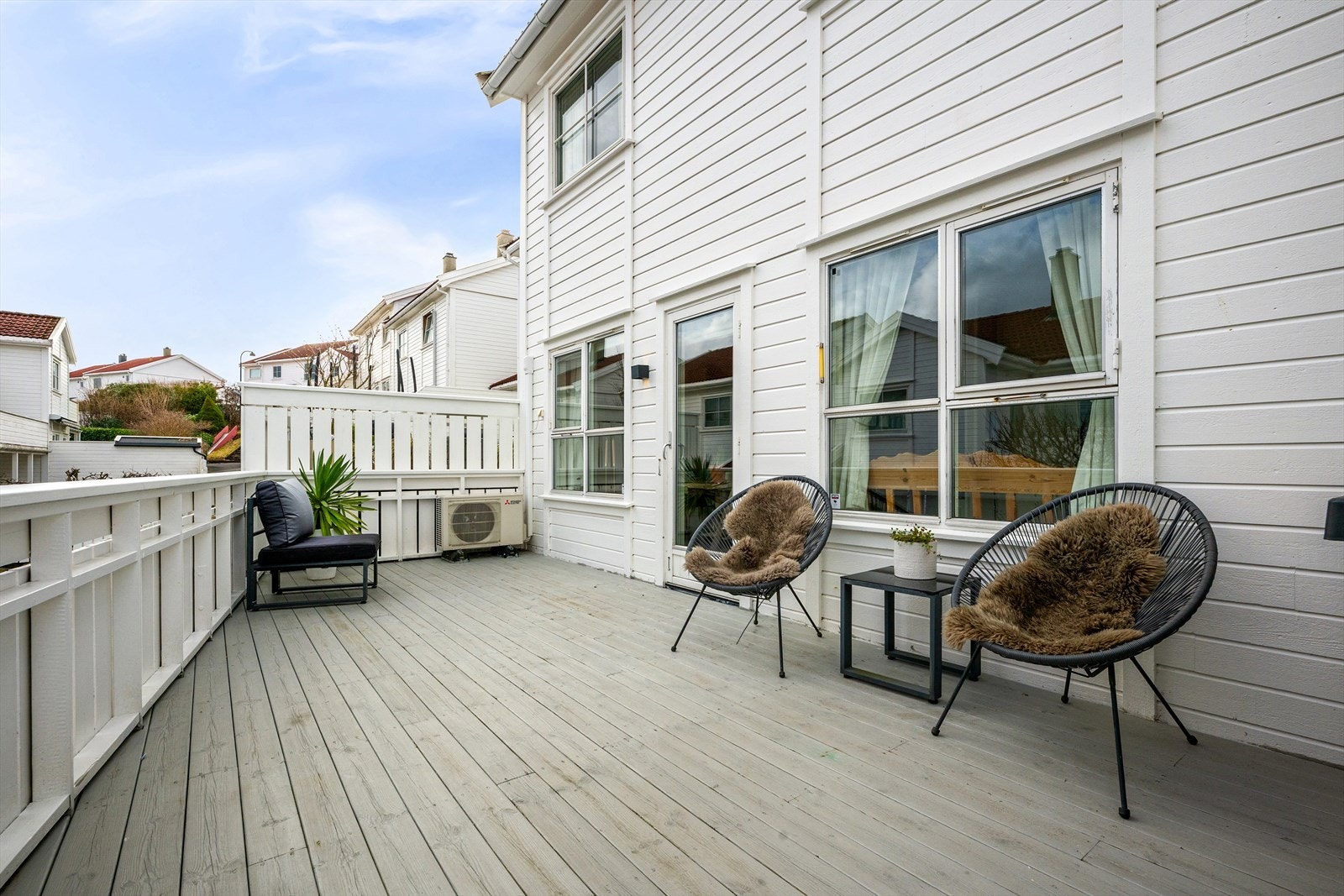 Den andre terrassen gir en ekstra sone for avslapning og sosiale sammenkomster. Galleribilde