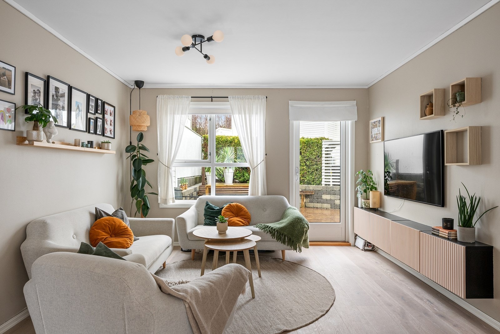 Gjennomgående laminatgulv i første etasje binder rommene sammen på en helhetlig måte. Galleribilde