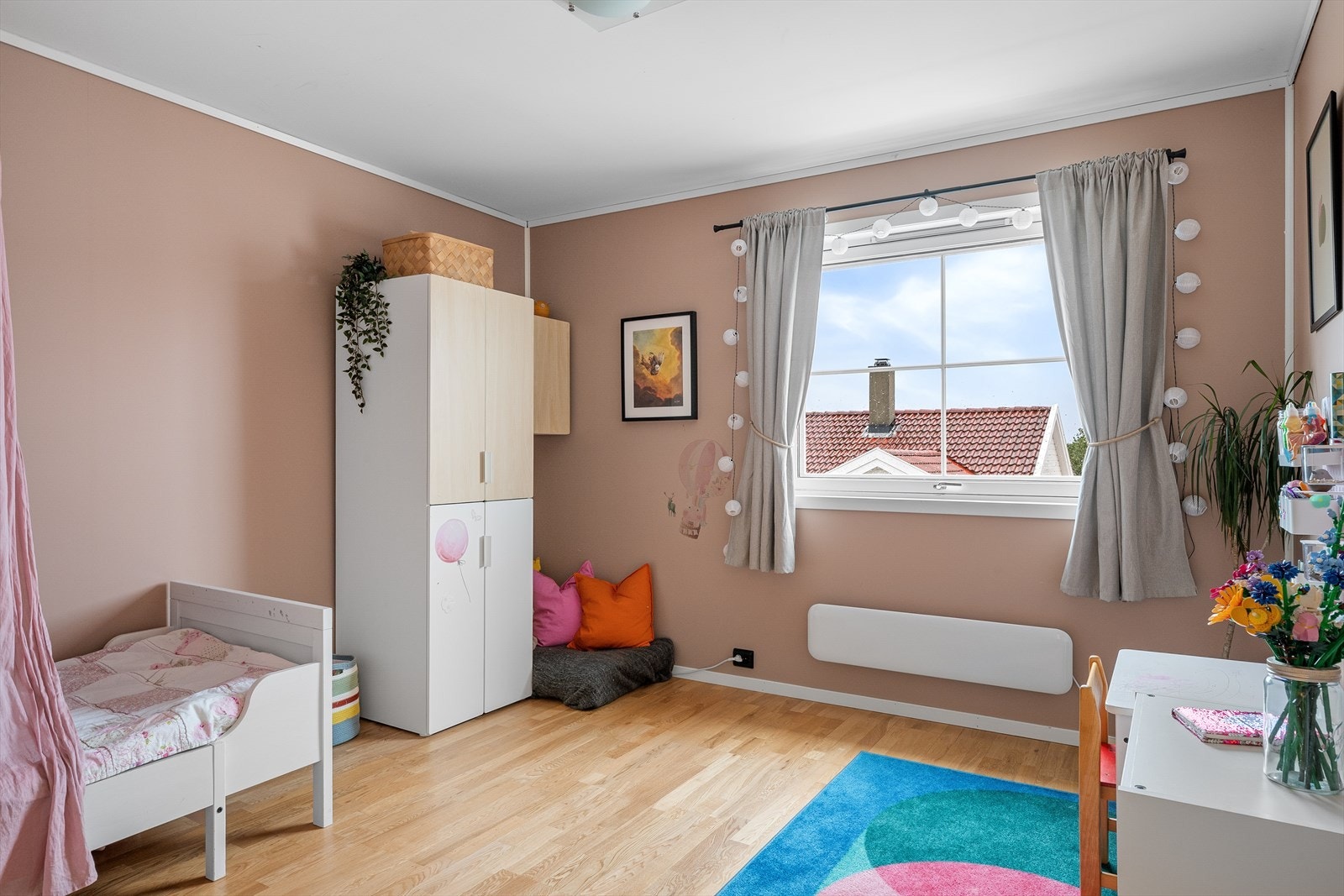 Det andre soverommet er av god størrelse, ideelt som barnerom eller kontor. Galleribilde