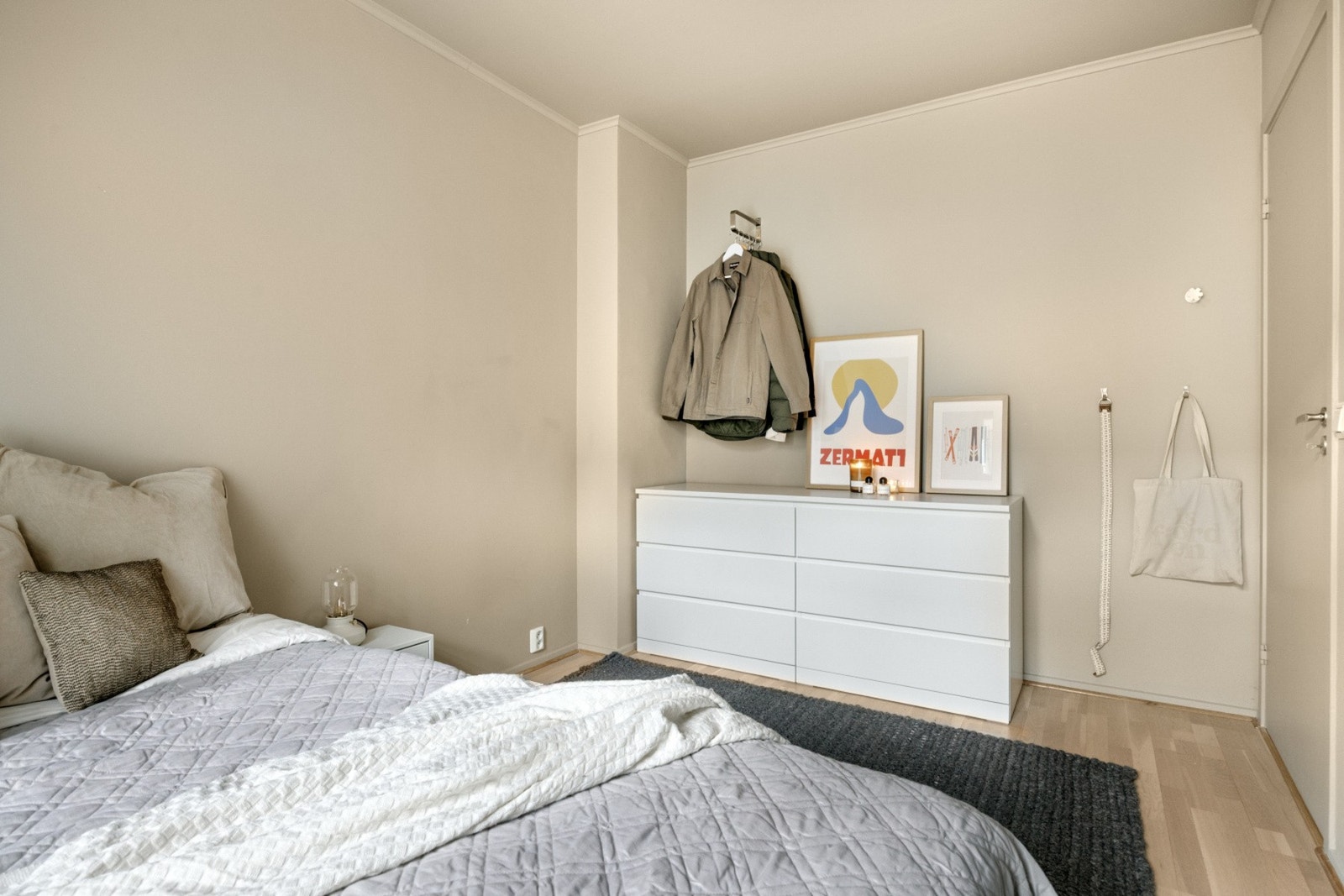 Rommene er malt i lyse fargevalg. Galleribilde