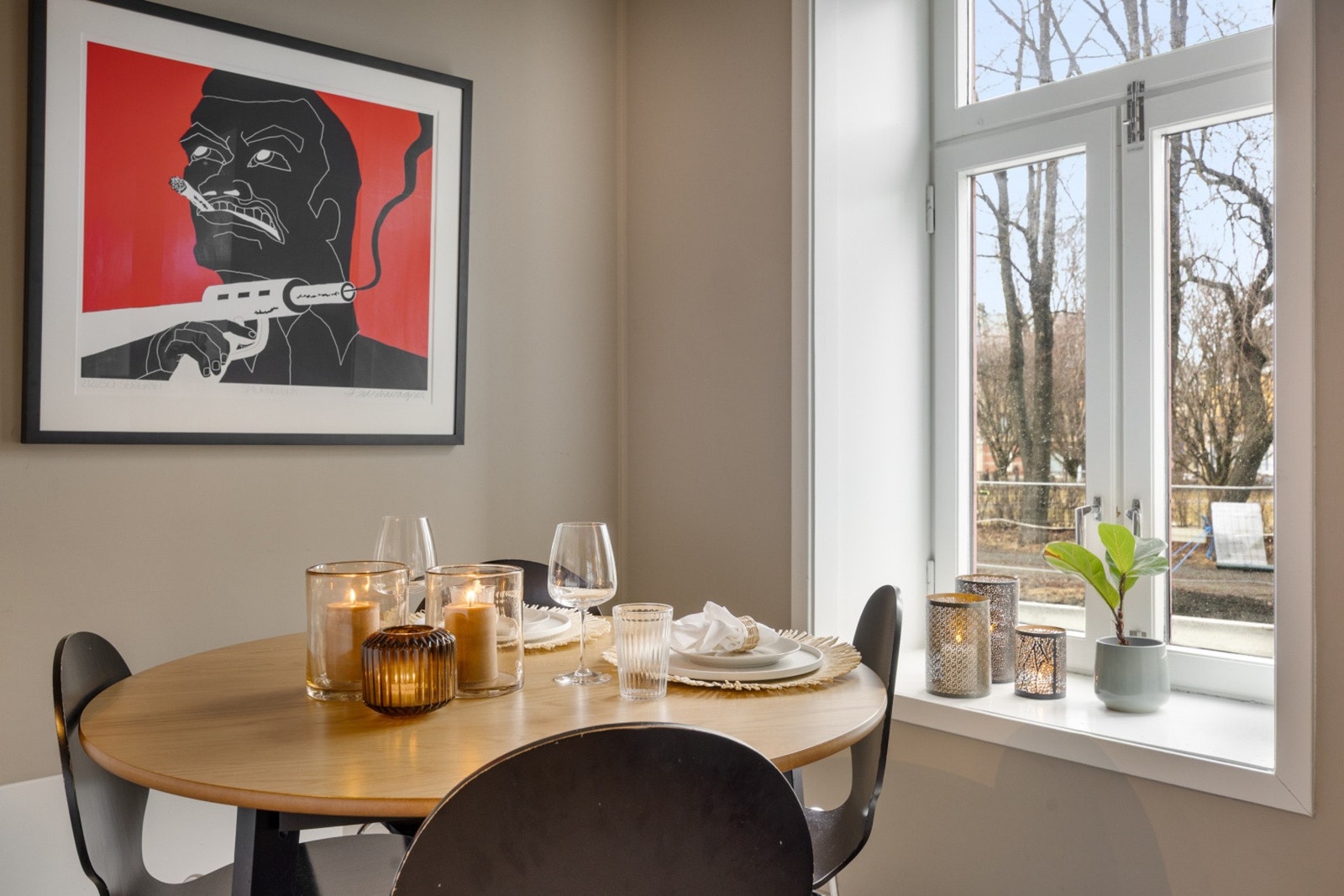 Leiligheten har en svært sentral beliggenhet med 5 minutters gange til Solsiden. Galleribilde