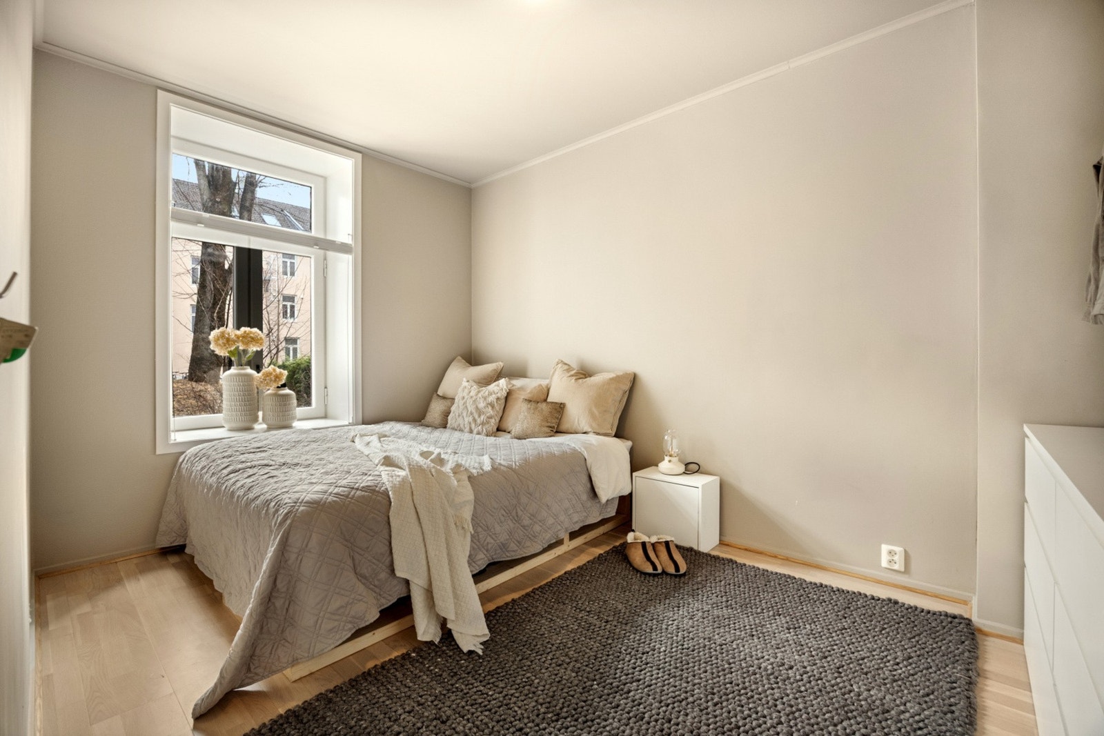 Hovedsoverom i 1.etg med 10,5kvm er vendt mot stille bakgård. Galleribilde