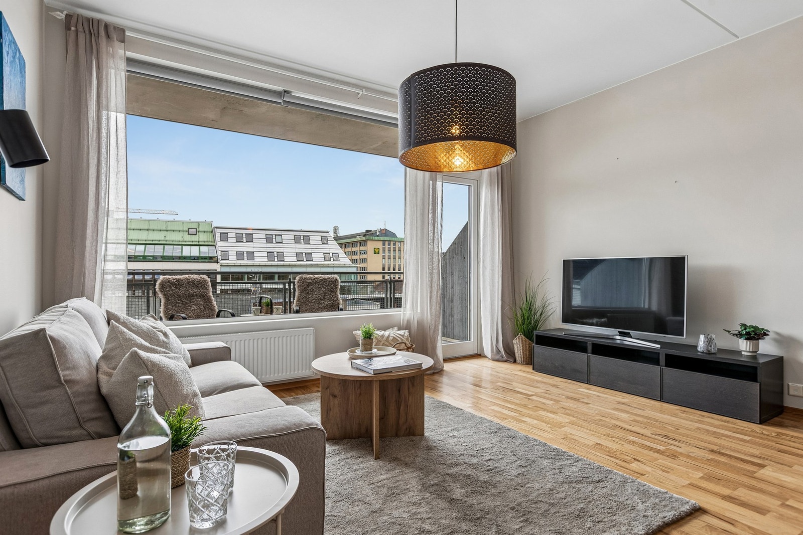 Fra stuen er det utgang til en romslig balkong på 7 kvm. Galleribilde