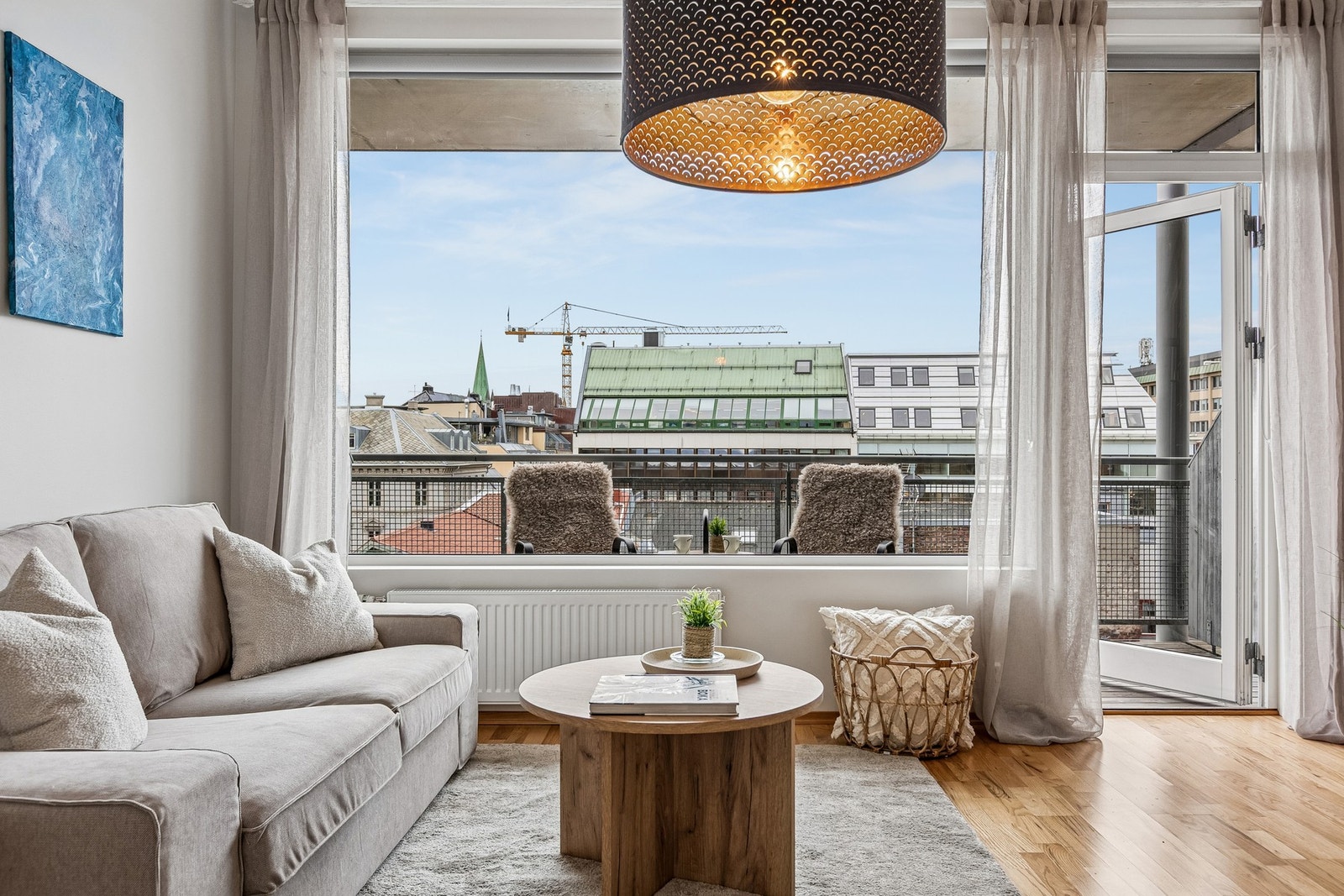 Lys og åpen stue med store vindusflater som gir rikelig med naturlig lys. Galleribilde