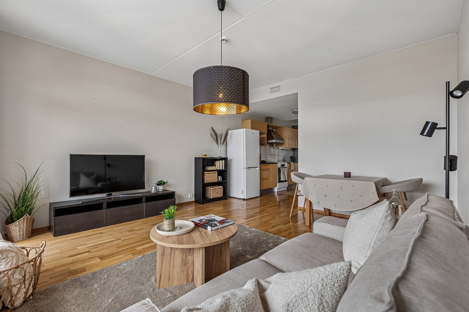 Romslig stue med gode møbleringsmuligheter for både sofa- og spisegruppe. Galleribilde