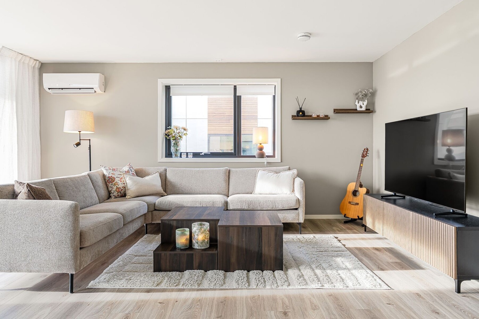 Leiligheten har en lys og åpen stue-/kjøkkenløsning Galleribilde