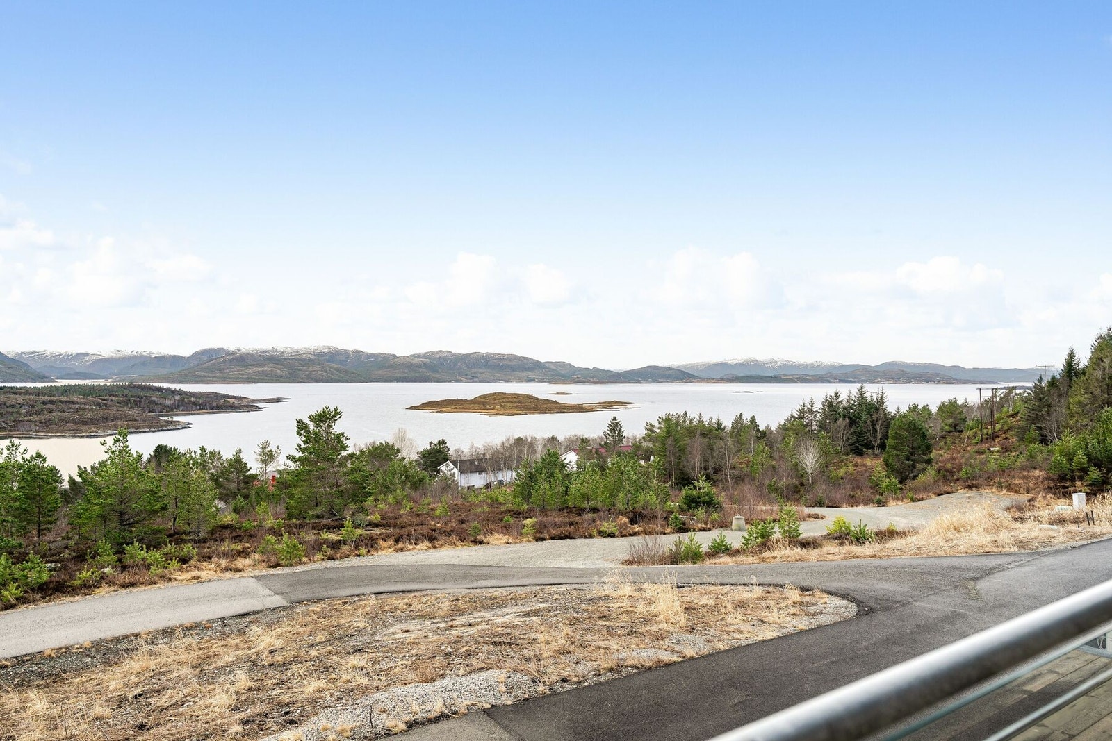 Leiligheten ligger fint til i naturskjønne omgivelser Galleribilde