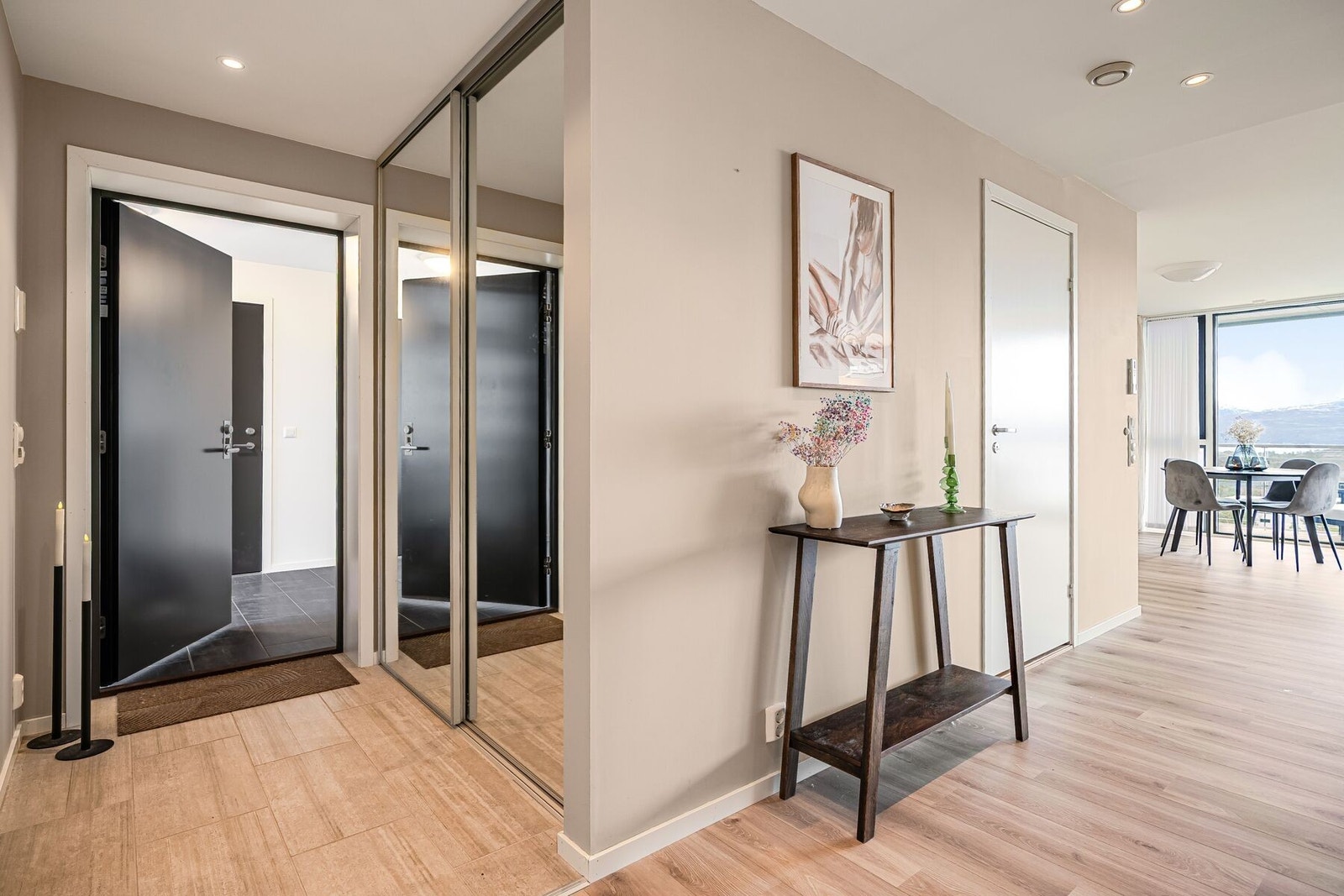 Velkommen inn - Entré med skyvedørsgarderobe Galleribilde