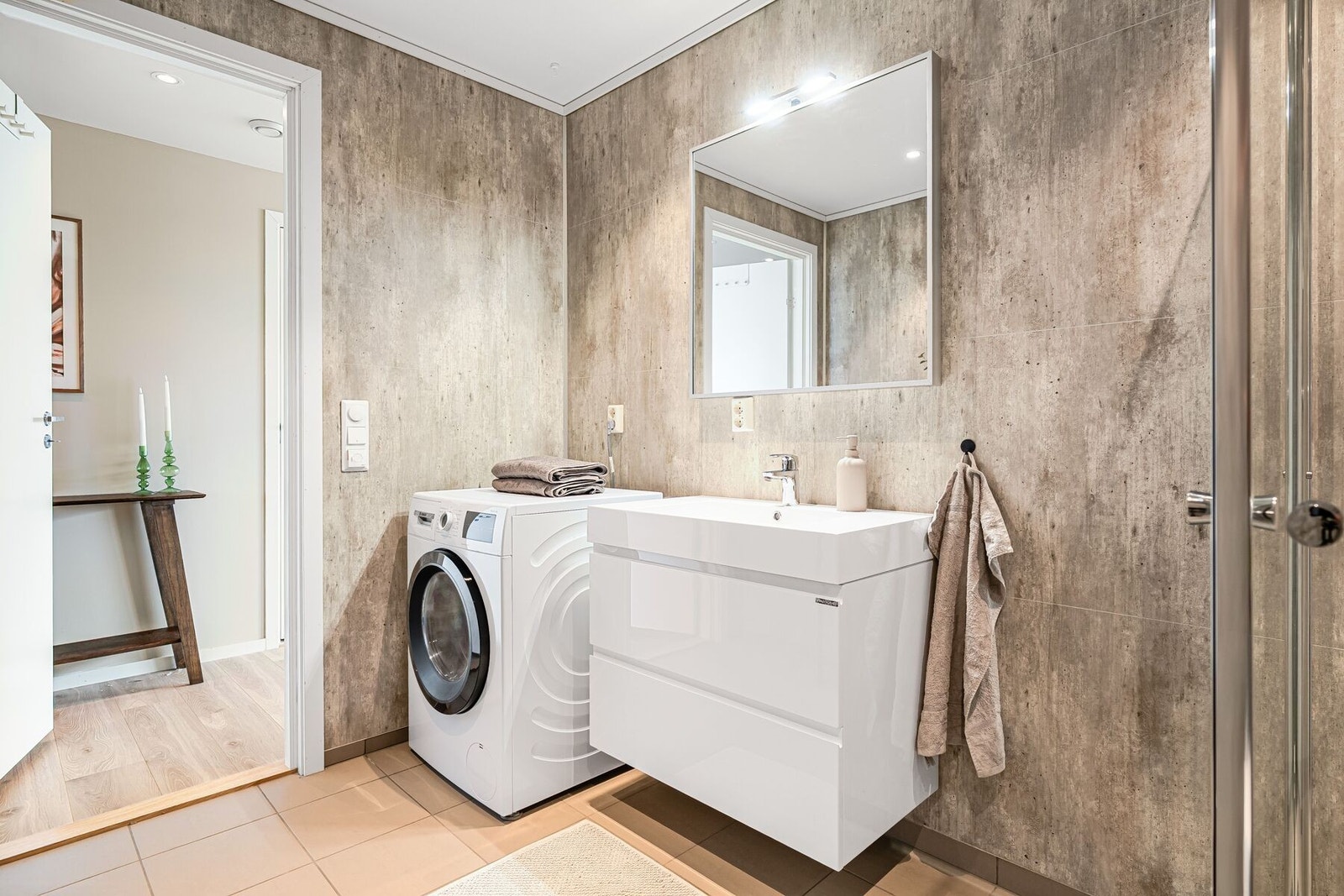 Pent bad på ca. 6,5 m² Galleribilde