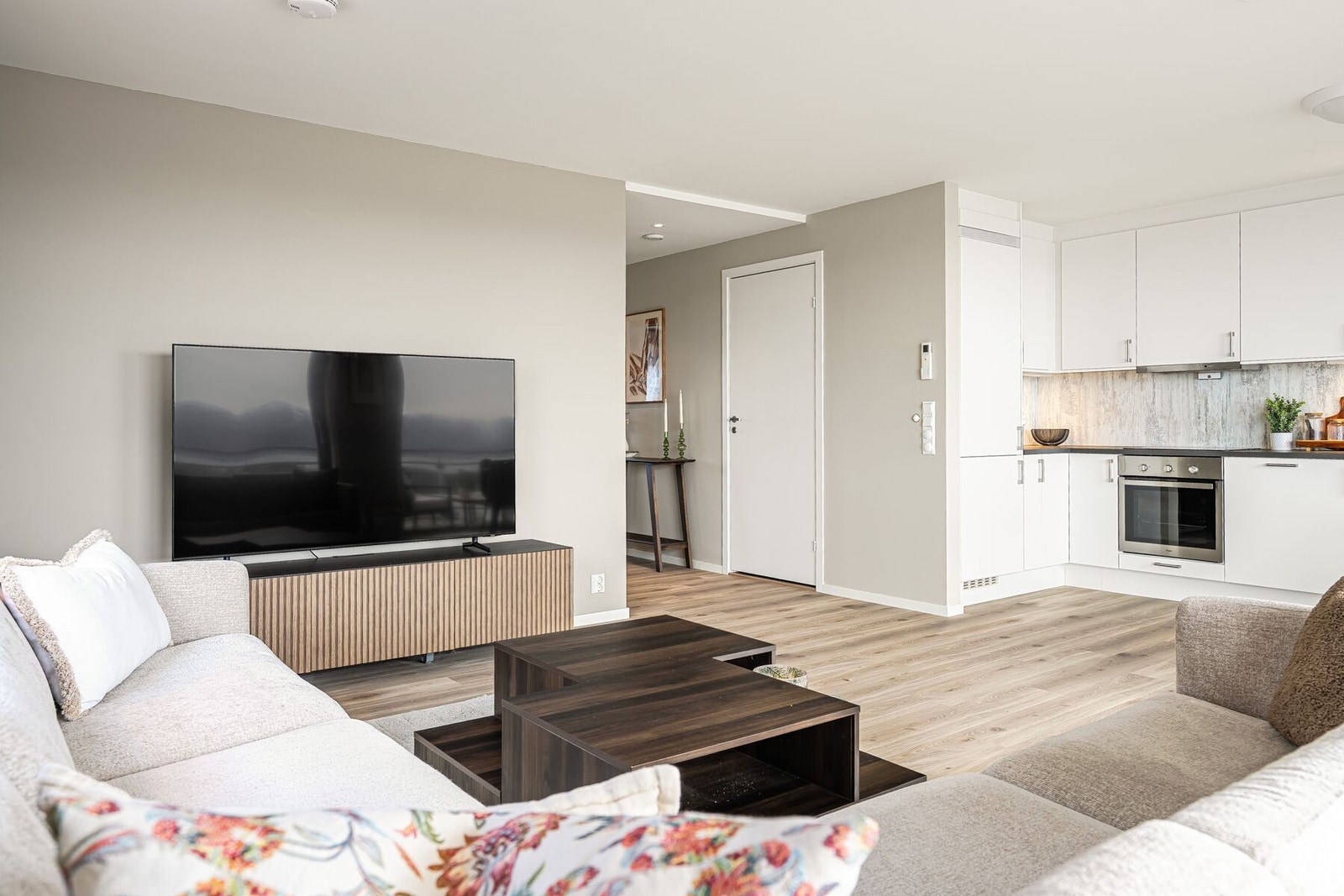 Her har man god plass til sofagruppe, TV, spisebord m.m. Galleribilde