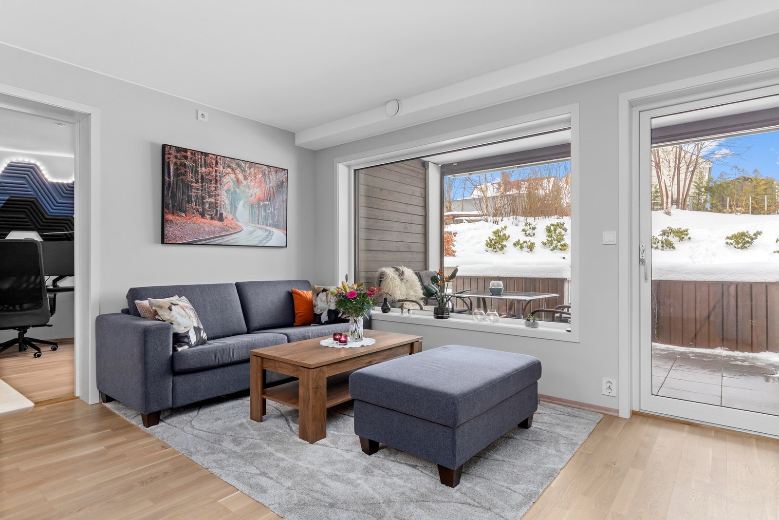 Stue med plass til en liten sittegruppe, og med dør ut til utedel og felles hageområde. Galleribilde