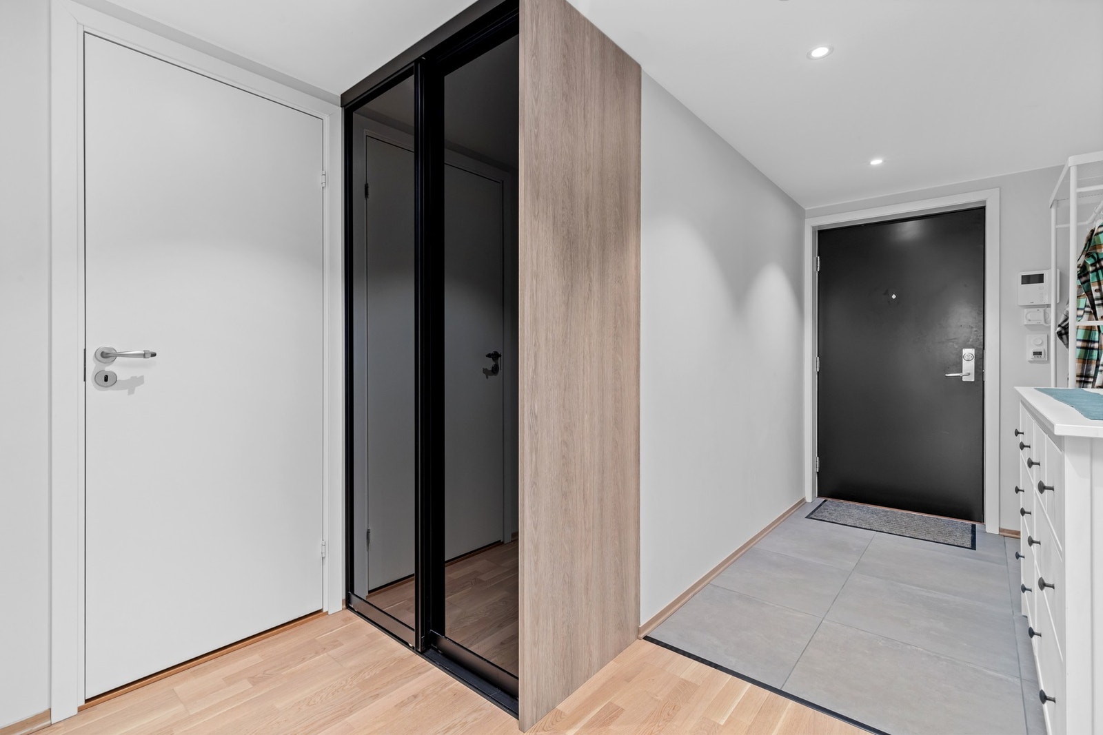 Her er innvendig bod/teknisk rom med plass til litt oppbevaring. Galleribilde