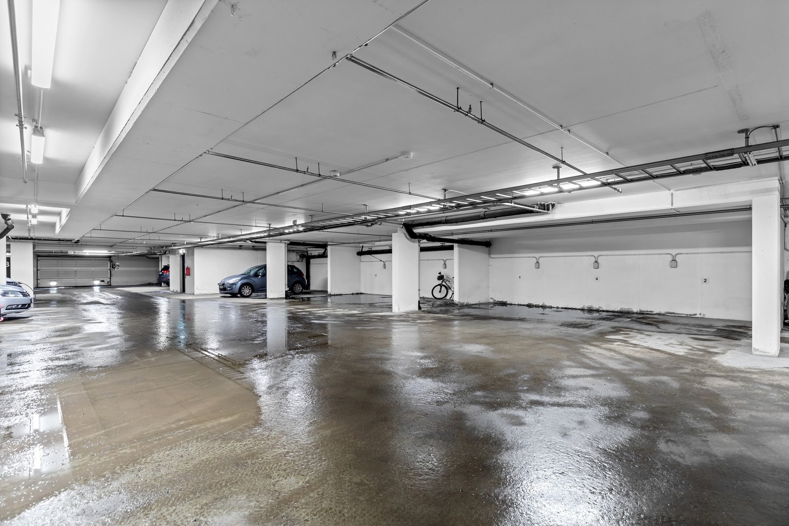Parkeringsplass i felles garasjekjeller Galleribilde