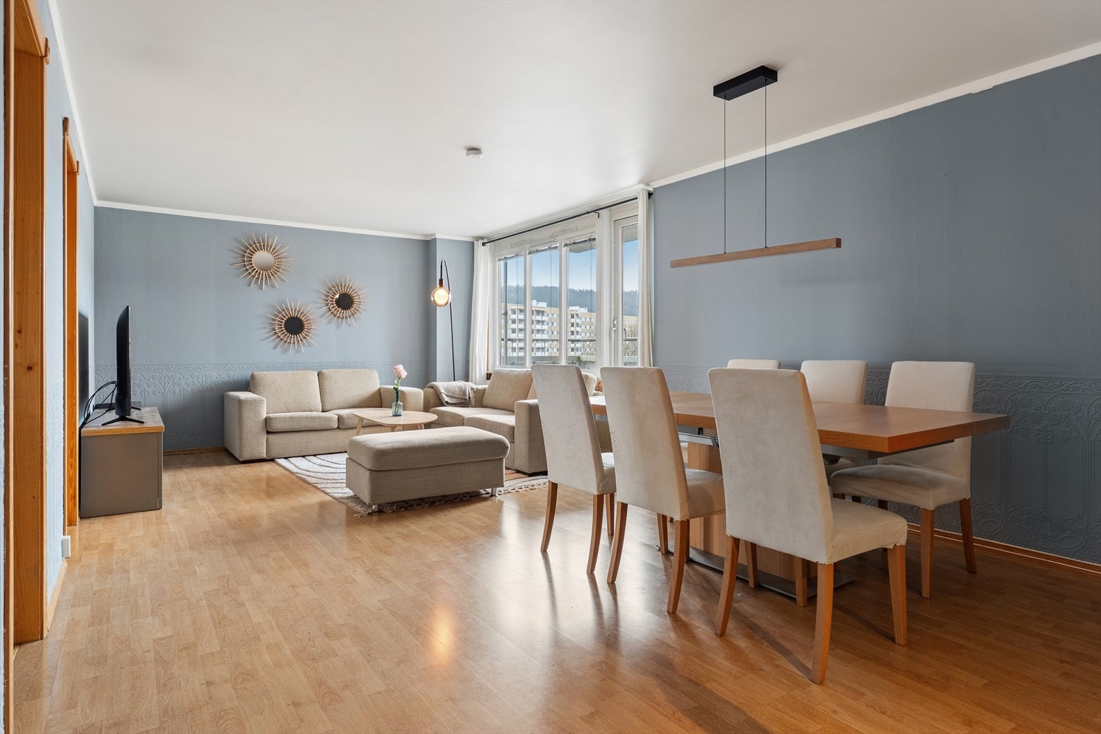 Vi beveger oss videre inn i en lys og koselig stue. Galleribilde