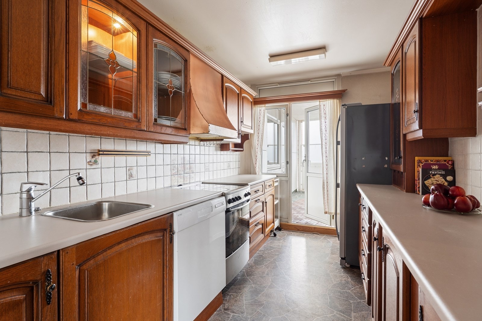 Eldre kjøkken med alt en måtte trenge av skap-, skuff- og benkeplass. Galleribilde