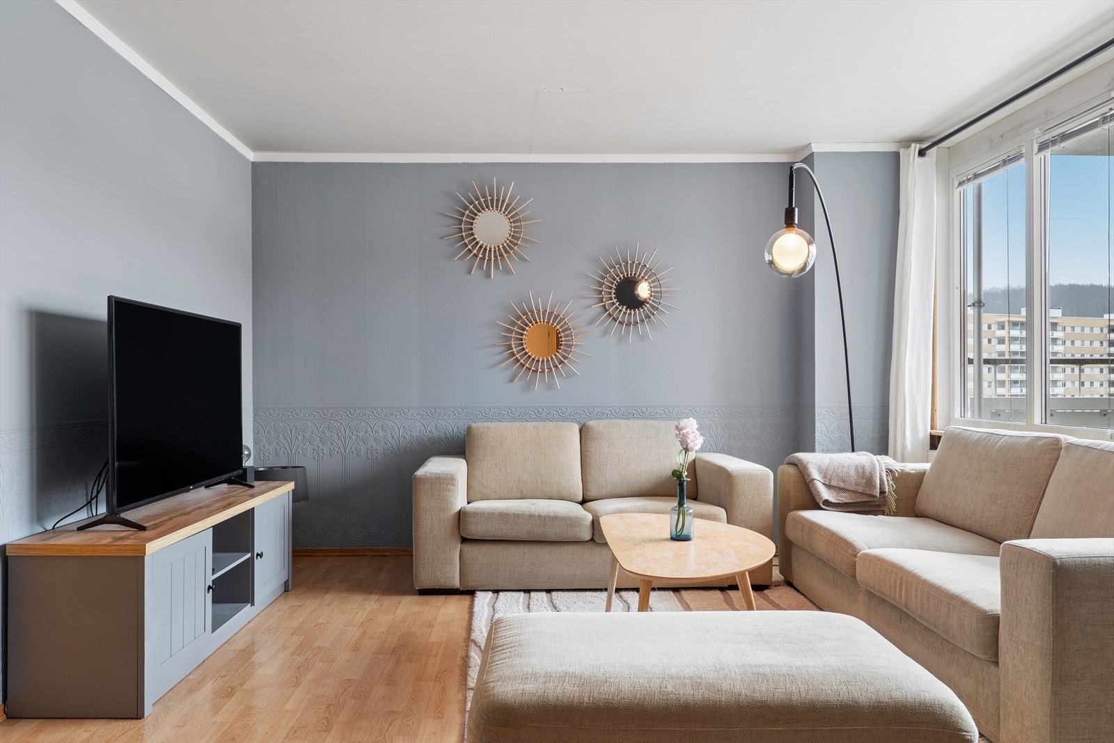 Sofakroken finner fort sin naturlige plass i rommet, og tv-en kan med fordel plasseres mot/på vegg. Galleribilde