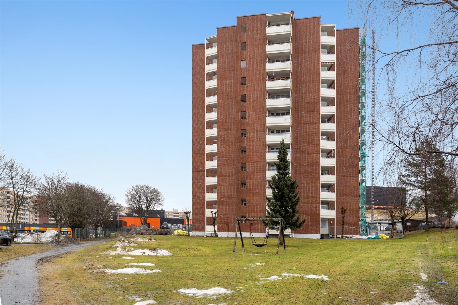 Leiligheten ligger fint til i byggets 5.etg. Blokka har heis og er oppført i 1975. Galleribilde