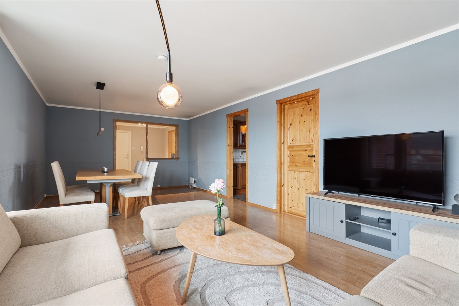 Gode vindusflater sørger for at rommet får godt med naturlig lys. Galleribilde