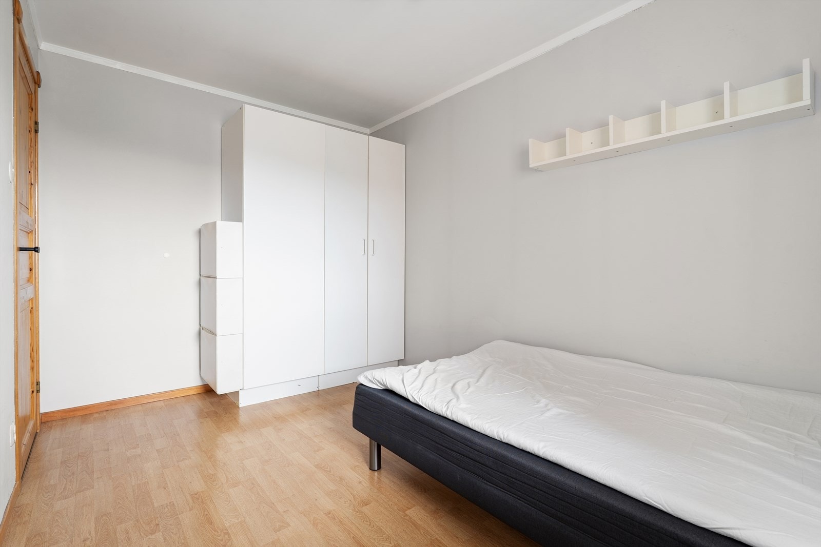 God plass for seng og garderobe. Galleribilde