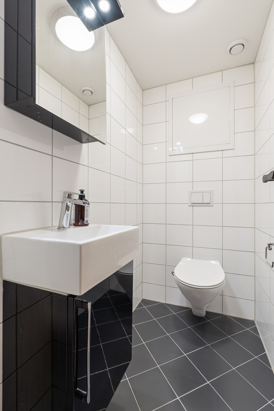 Pent wc-rom med vegghengt toalett og moderne baderomsinnredning. Dette er også renovert i 2015/2016. Galleribilde