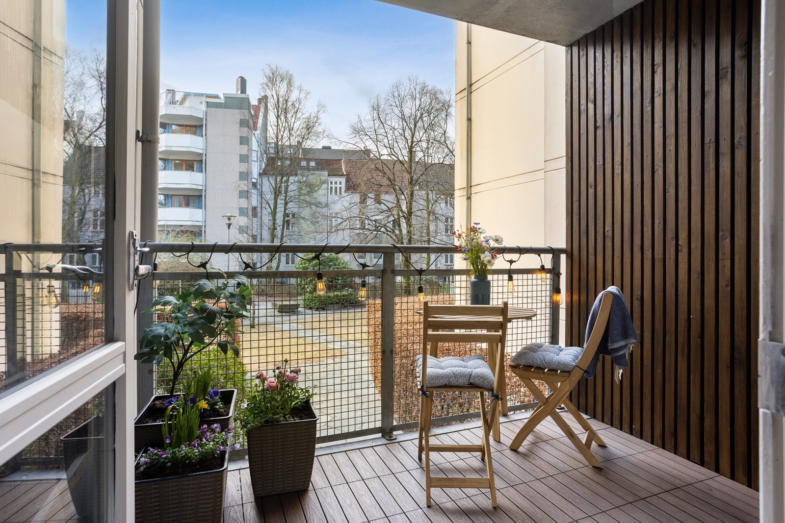 Sør-vestvendt balkong mot fin bakgård Galleribilde