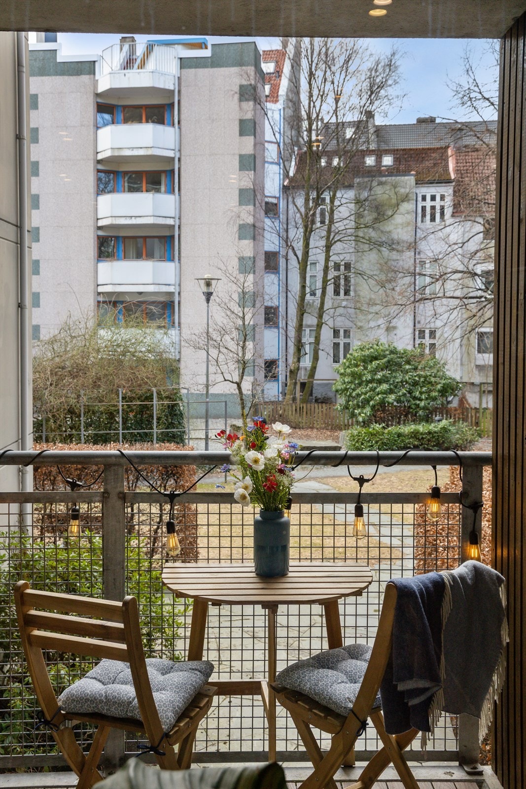 På balkongen kan man nyte ettermiddagssolen sommerstid Galleribilde