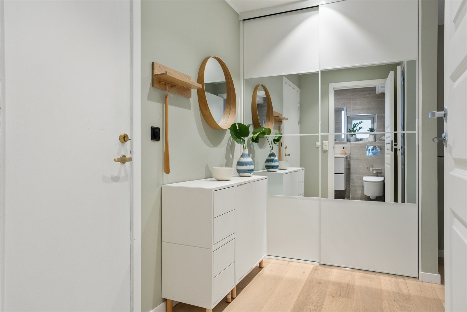 Romslig entré med god plass til å henge fra seg yttertøy. Ny skyvedørsgarderobe i 2025 Galleribilde