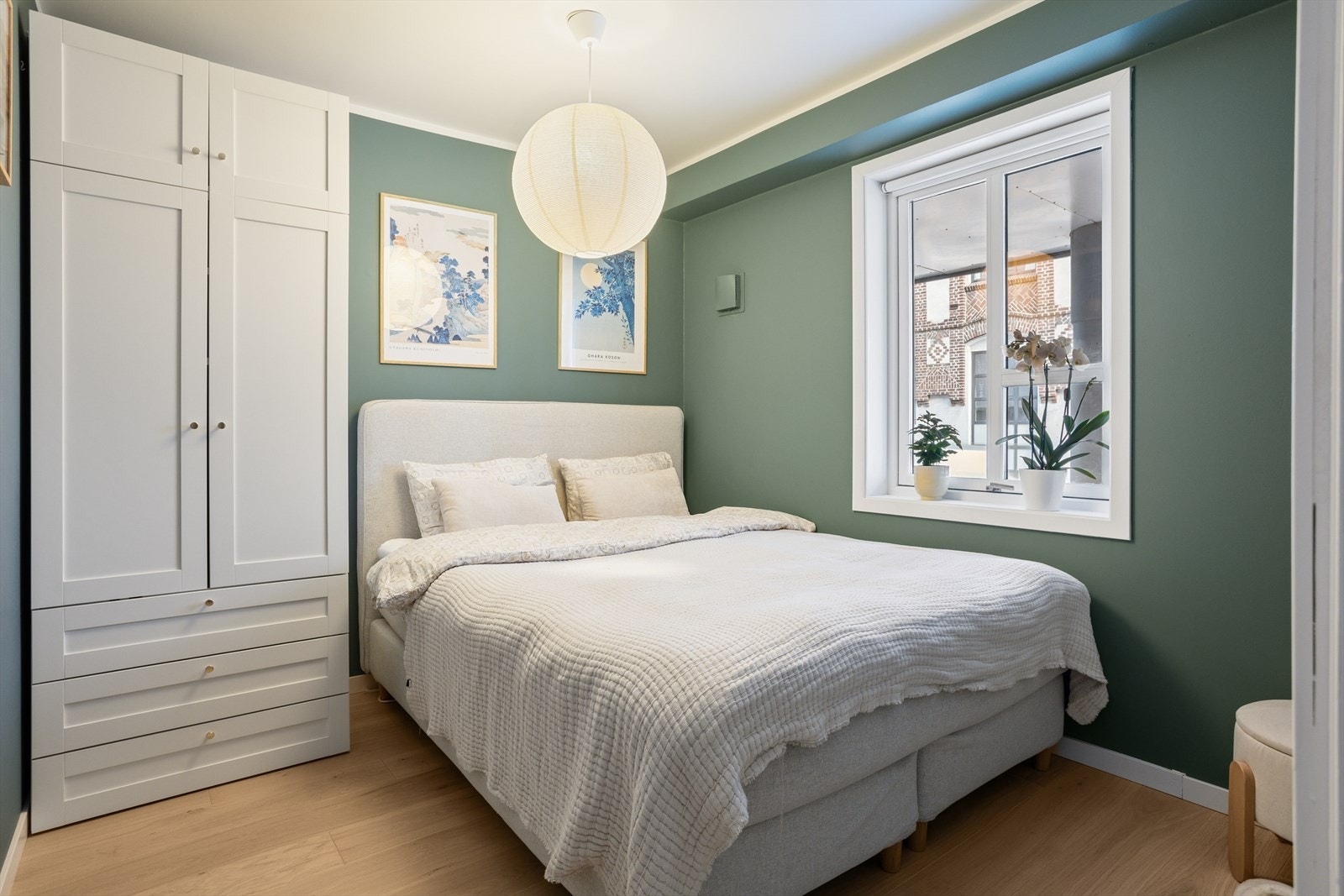 Soverom på: 8,1 m² med god plass til dobbeltseng og garderobeskap Galleribilde