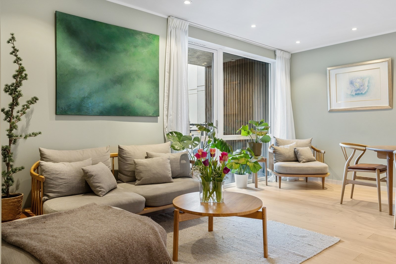 God plass til både sofagruppe og spisestue Galleribilde