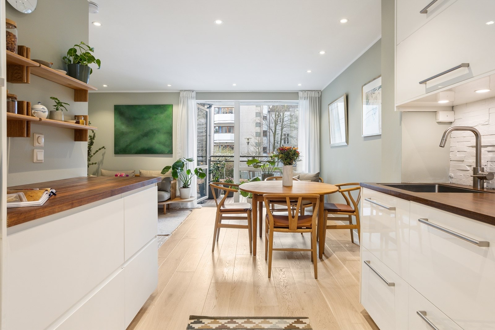 Store vindusflater og gjennomgående lys sikrer godt med naturlig lys i leiligheten Galleribilde