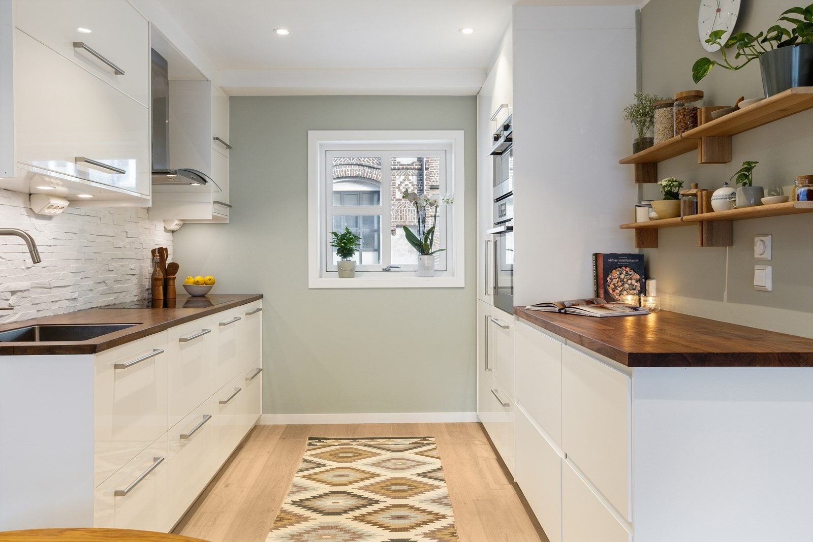 Praktisk kjøkken med god skap/benkeplass Galleribilde