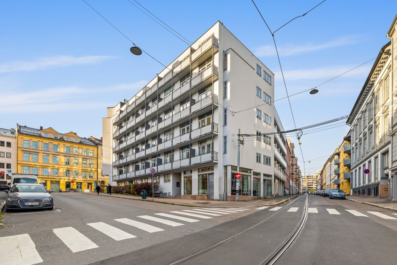 Leiligheten er beliggende i 5.etasje med heisadkomst og har en arealeffektiv planløsning. Galleribilde