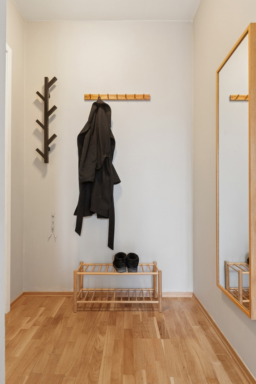 Velkommen inn! Det første som møter deg er en entre med godt rom for ytterklær og sko Galleribilde