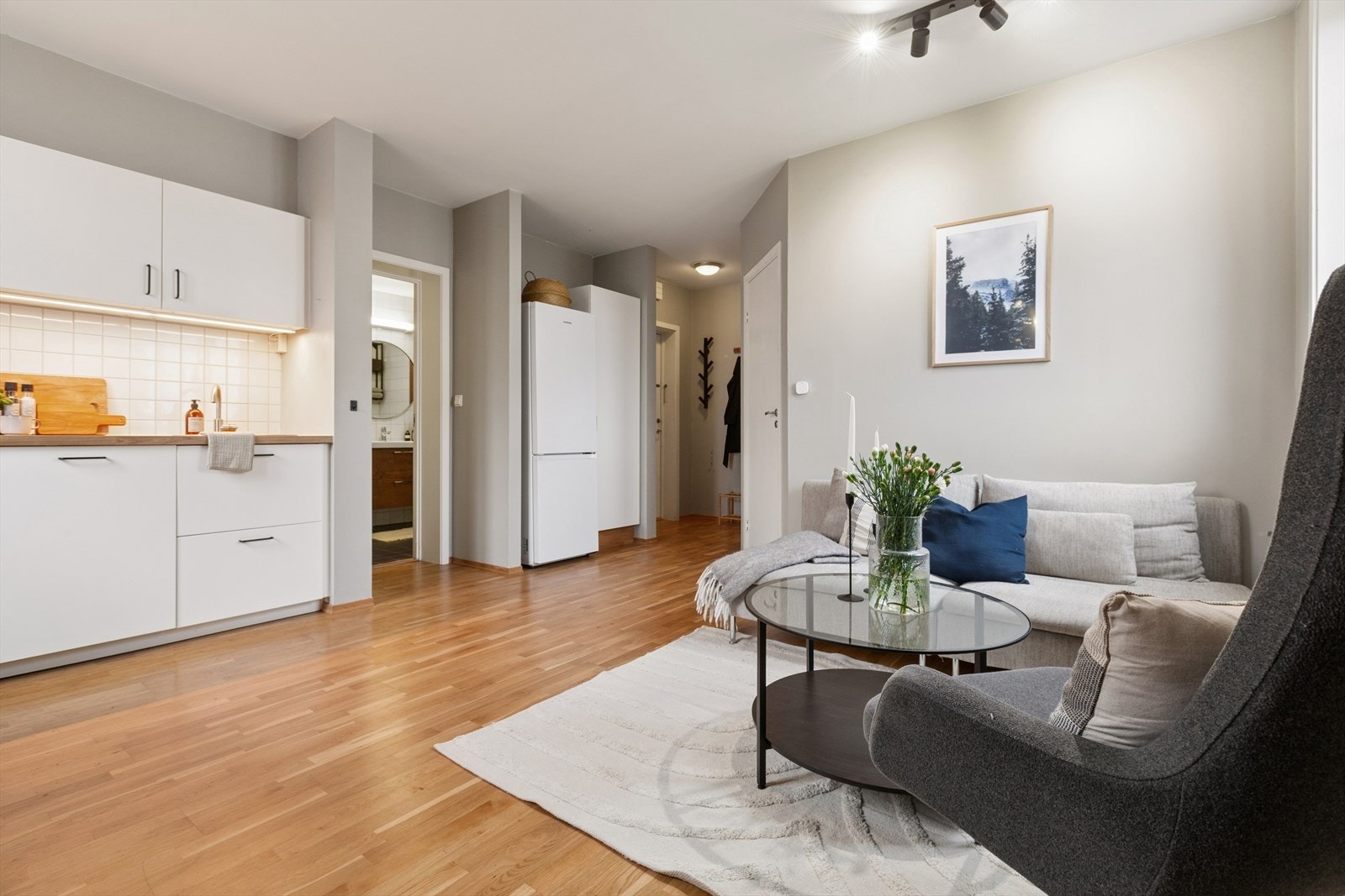 Den åpne sone mellom stuen og kjøkkenet gir rom for ulike møbleringsmuligheter Galleribilde