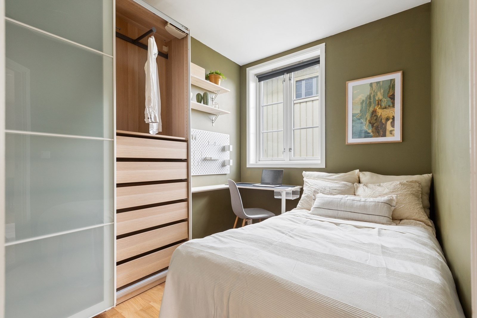 Soverommet er praktisk utnyttet med både plass til seng, garderobe og kontorpult Galleribilde