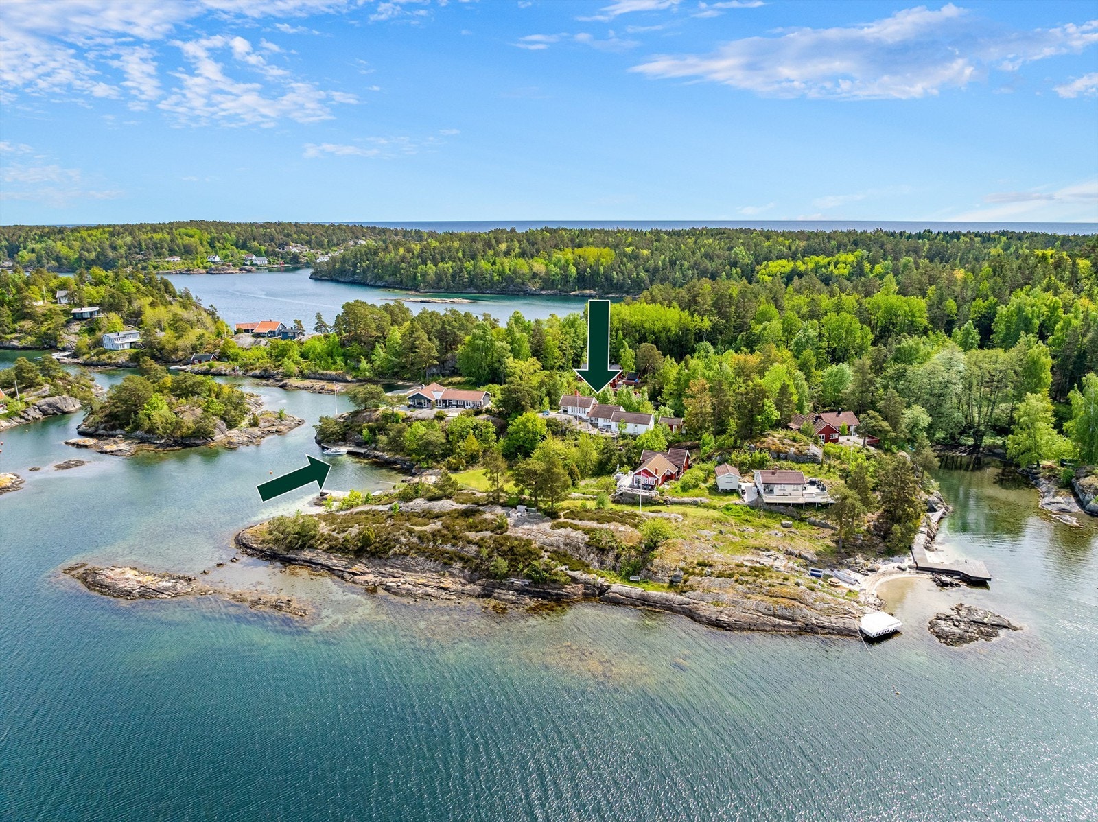 Fritidsbolig med lengre strandlinje og ca. 18 meter brygge tilhørende Galleribilde