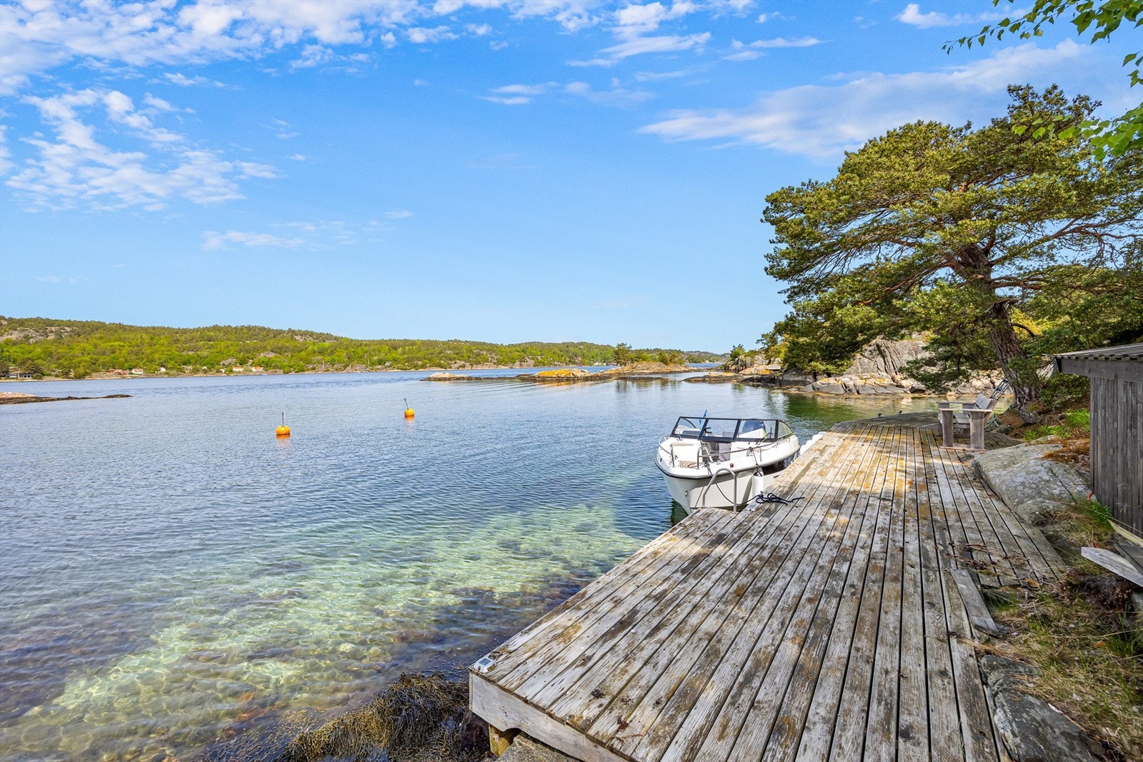 Bryggen som tilhører ligger fint til, delvis i le med gode solforhold. Galleribilde