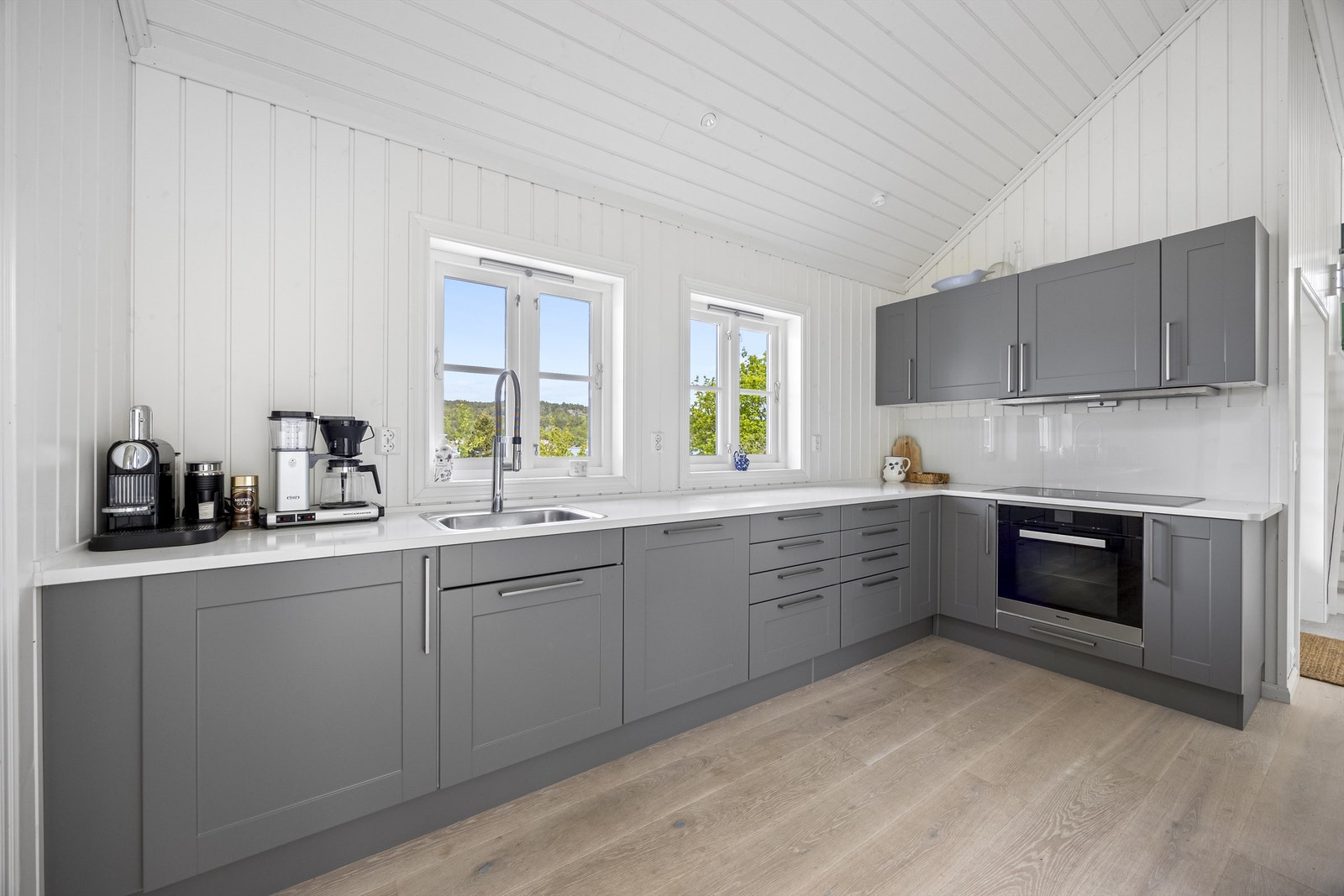 Kjøkken med fine fronter og vindu ut mot utsikten. Galleribilde