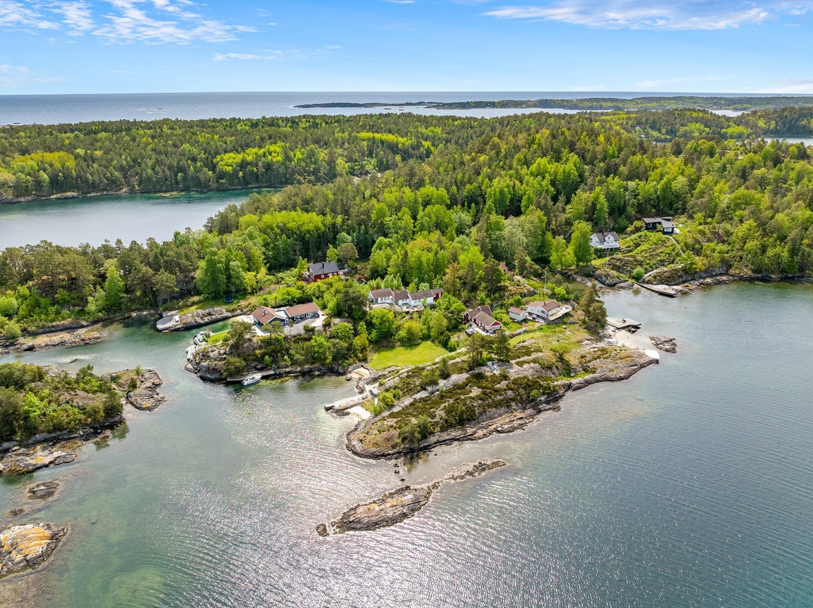 Eiendommen ligger vakkert til i Lyngørfjorden med de beste solforhold, passe tilbaketrukket. Galleribilde