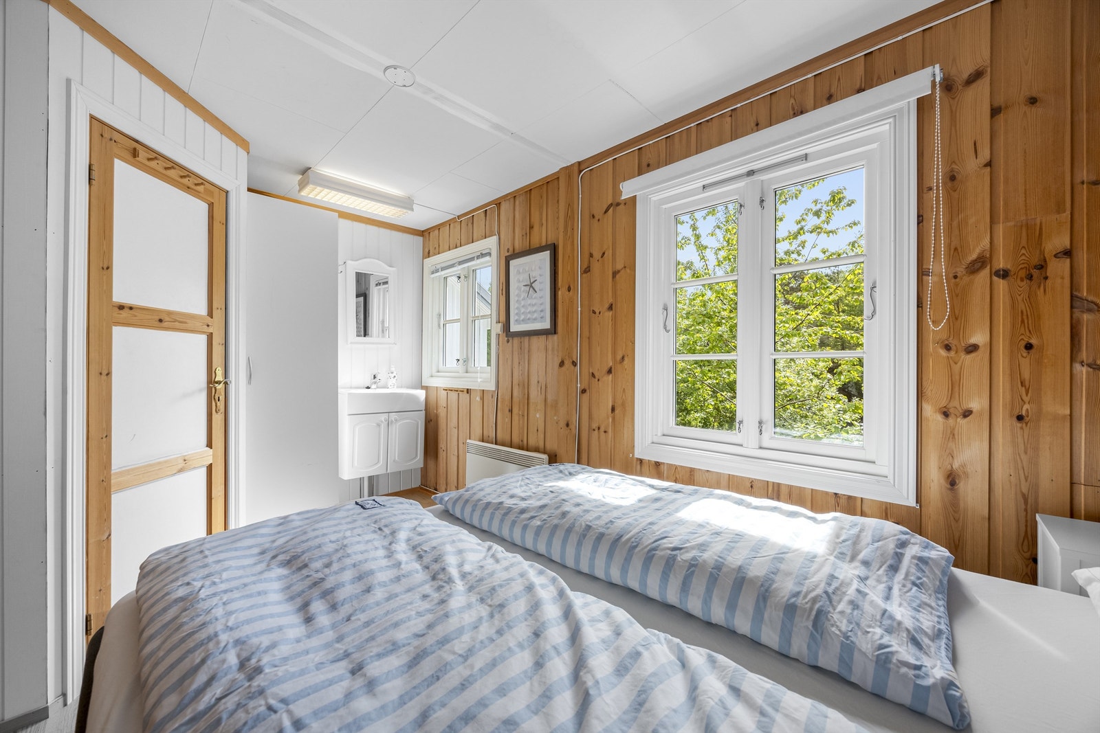 Soverom med egen vask. Galleribilde