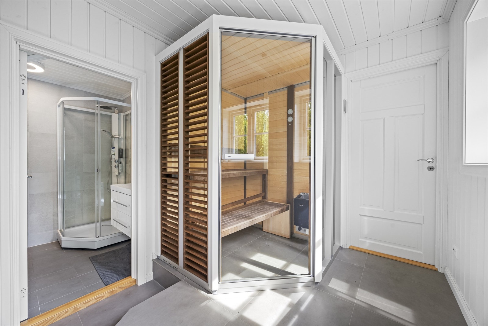 Bad/Badstu i mellomgang nede med dør ut til gang/baksideentré. Galleribilde