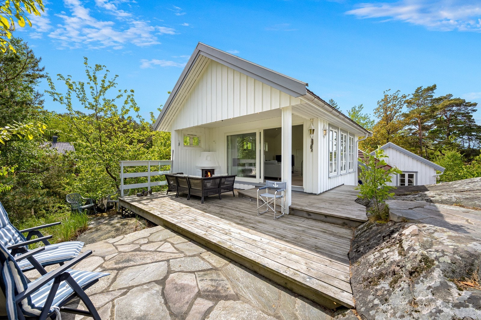 Opparbeidet uteplass med treplatting og skifer. Galleribilde