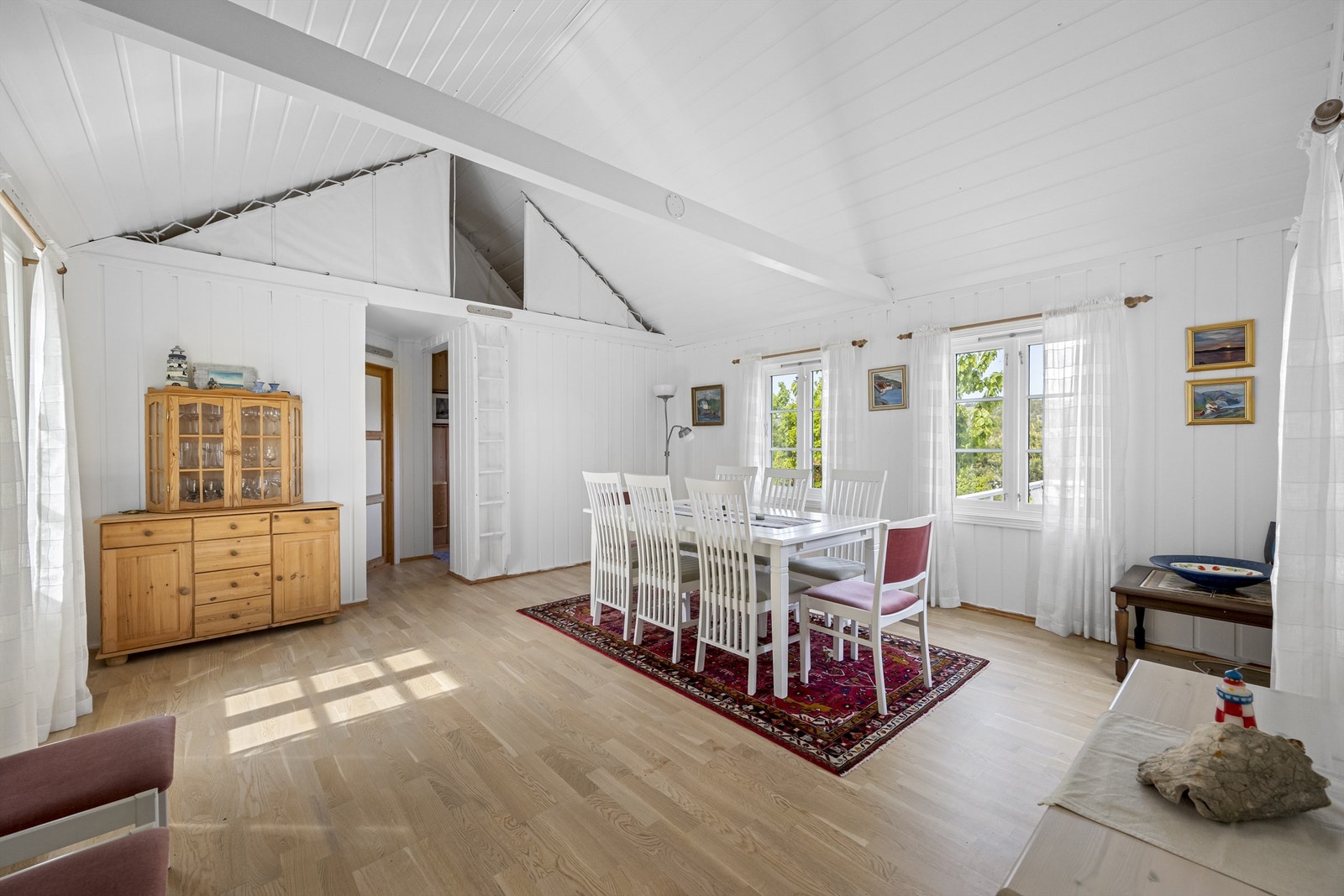 Stue med god takhøyde og nyere gulv Galleribilde