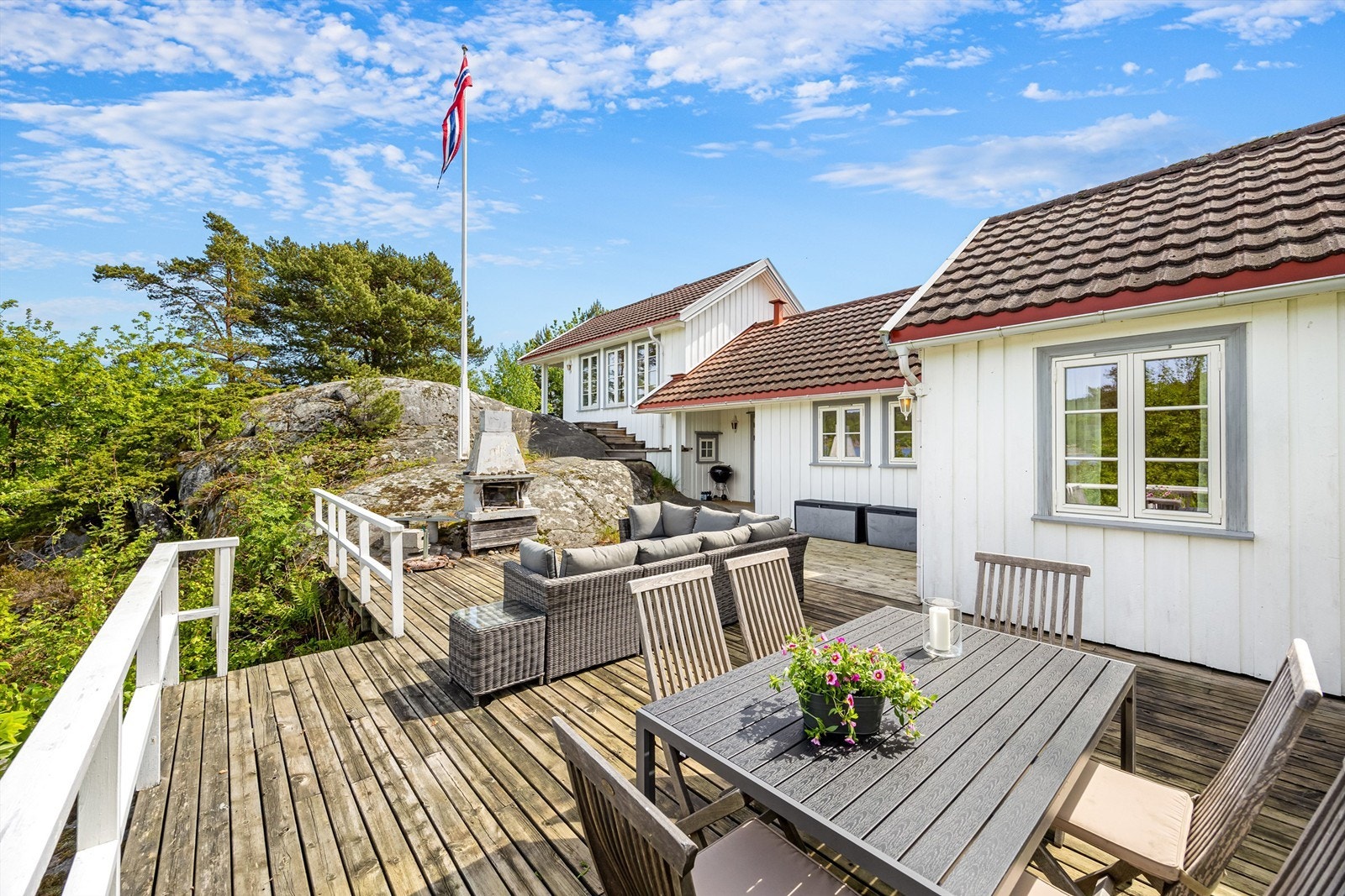 Stor terrasse med sol fra morgen til sent på kveld. Galleribilde